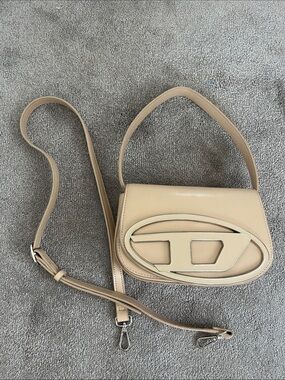 Diesel 1DR Shoulder Bag in a beige/nude smooth leather finish